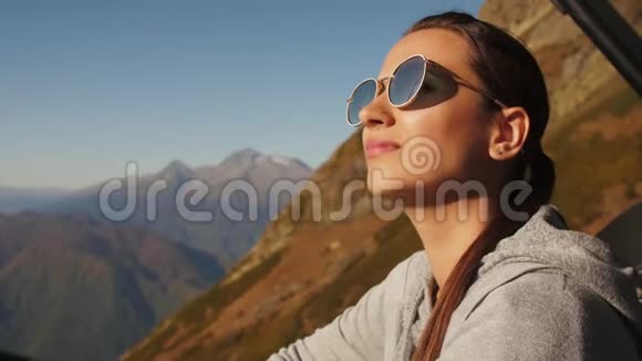 在山上坐索道的女人视频的预览图
