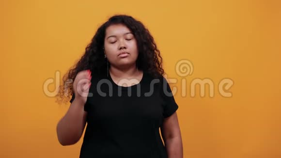 生病的美国黑人女士头上戴着手头痛手上戴着肚子视频的预览图