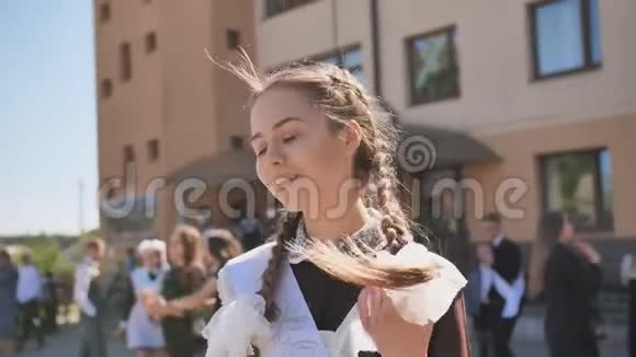 快乐的俄罗斯女毕业生在毕业那天吹了一个吻视频的预览图