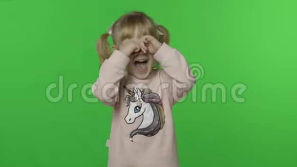 穿独角兽运动衫的女孩做脸和哭泣快乐的孩子色度键视频的预览图