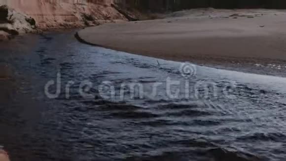日落时的白沙丘具有快速水流前景的河流对自己的计划视频的预览图