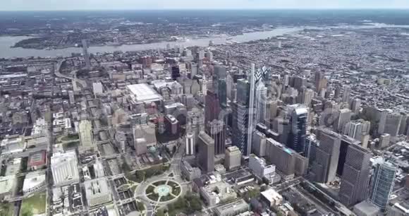 费城城市景观与商业区和河流的背景4kII视频的预览图