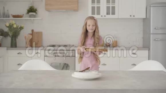 年轻的白人女孩穿着粉红色的衣服把盘子杯垫放在桌子上微笑着勤奋的少年帮助视频的预览图