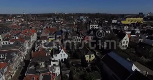 荷兰城市屋顶和运河的空中镜头在荷兰的房子上面飞行视频的预览图