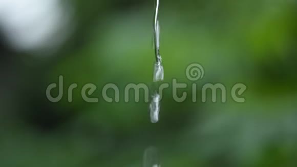 模糊的水滴在模糊的自然背景上视频的预览图