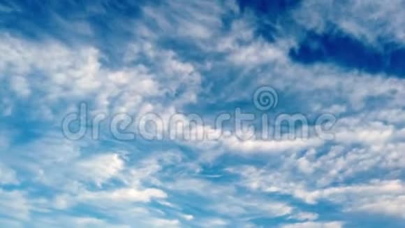 美丽的白色卷云随着时间的流逝与蓝天的背景视频的预览图