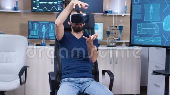 一个年轻的男性坐在现代大脑实验室里的一个男孩身上视频的预览图