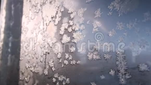 窗玻璃上的海霜冰晶在冬季日出时闪闪发光我的花视频的预览图