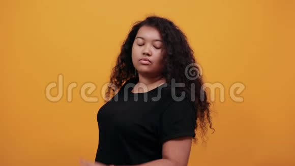 漂亮的美国黑人年轻女士伸出大拇指回头看视频的预览图