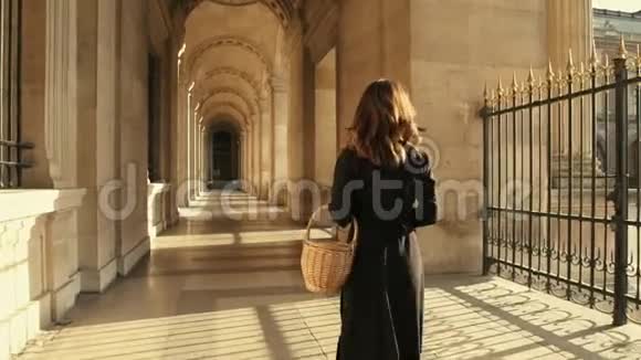 在法国巴黎行走的黑色礼服女子的慢速后视视频的预览图