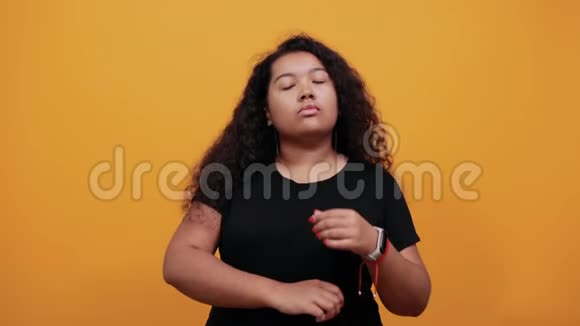 非洲裔美国年轻卷毛妇女手托下巴抬头思考视频的预览图