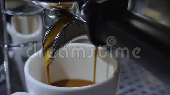 专业咖啡师制作新鲜磨碎的咖啡咖啡师制作拉丁艺术浇注视频的预览图