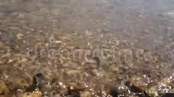 在土耳其伊兹密尔的海滩上海浪拍打着卵石太慢了视频的预览图