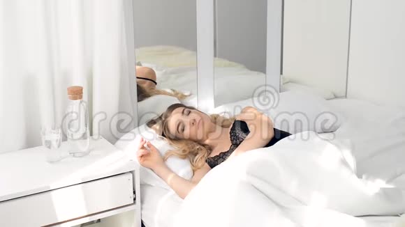 女人醒来后正躺在床上视频的预览图