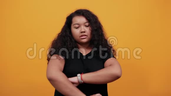 非洲裔美国人体重超重的女性双手交叉挤压牙齿视频的预览图