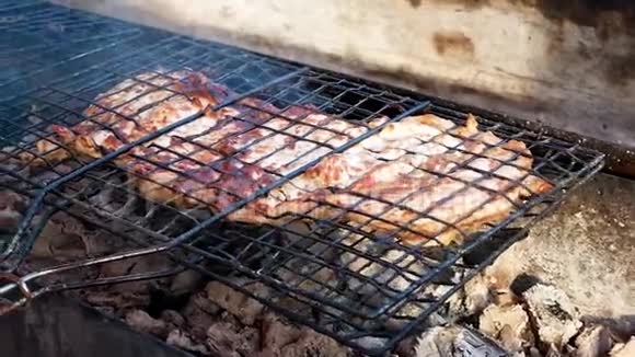 美味多汁的肉牛排在烤架上烤着鲜嫩鲜嫩多汁牛肉烤熟视频的预览图