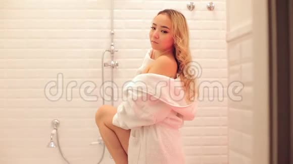 一个亚洲女孩在浴室里摆姿势视频的预览图