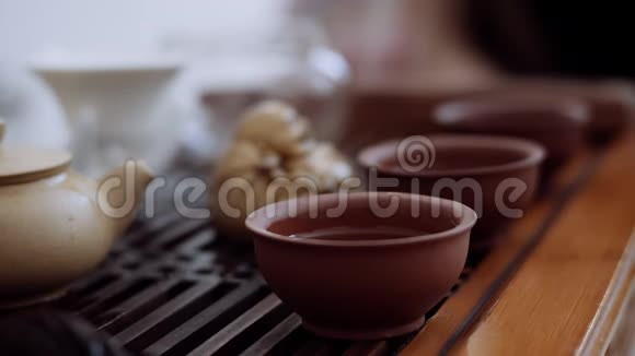 中国茶道桌上是三杯他们从一个水壶里倒出来特写视频的预览图