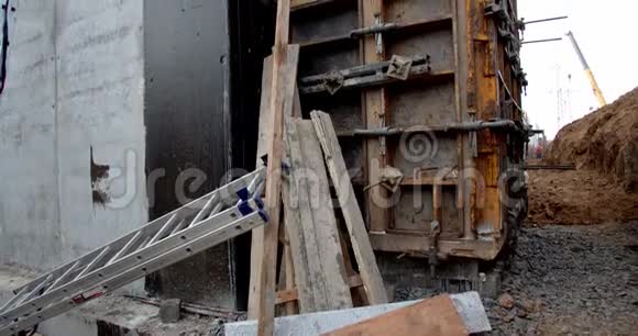 施工现场堆放木板和梯子4k视频的预览图