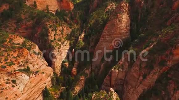 惊人的4k空中无人机射击巨大光荣的美国红橙沙石悬崖山峡日落景观视频的预览图