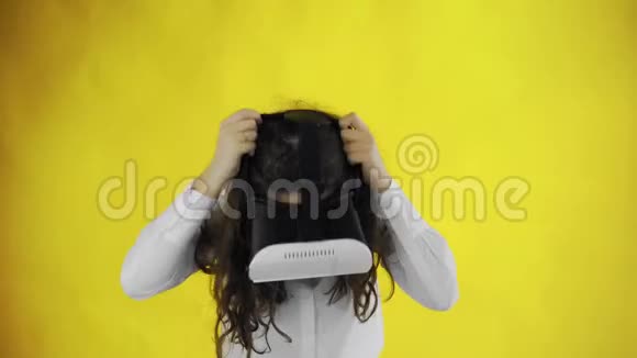在摄影棚里戴着黄色背景头饰的快乐年轻女子视频的预览图