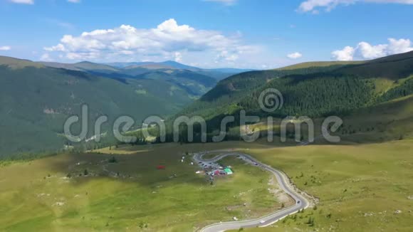 阳光明媚的夏日著名的罗马尼亚山路横贯阿尔皮纳视频的预览图