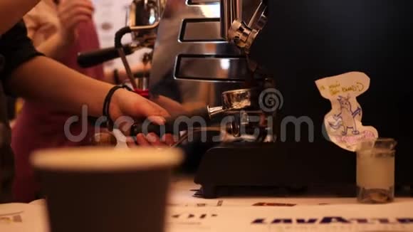 男人和女人咖啡师正在咖啡馆的厨房里用现代咖啡机制作外卖咖啡4K慢动作关门视频的预览图