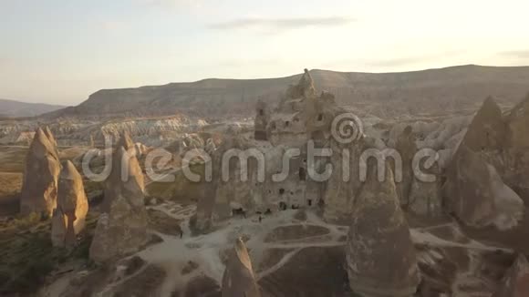 卡帕多西亚4k大规模岩石的空中镜头视频的预览图