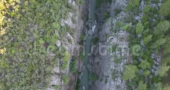 大峡谷的俯视图中有一条河大石头森林日落4k视频的预览图
