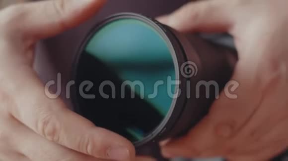 新手缺乏经验的手在镜头上附加一个照片过滤器双手将镜头连接到摄像机上视频的预览图