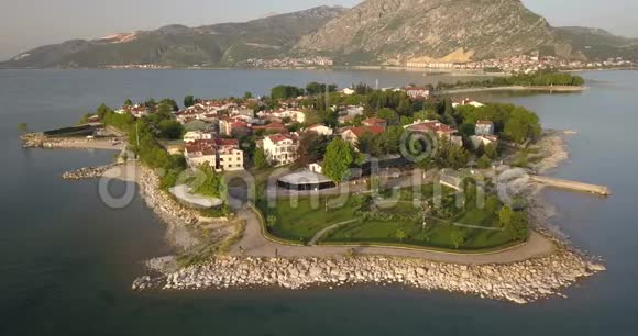 拥有现代化建筑和码头的湖泊上美丽的小镇土耳其4k视频的预览图
