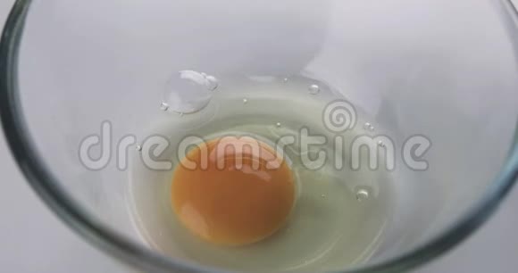 用电动搅拌器在玻璃碗中敲打鸡蛋视频的预览图