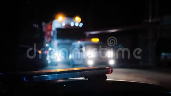 黑暗的夜晚有闪烁灯光的汽车沿着道路行驶视频的预览图