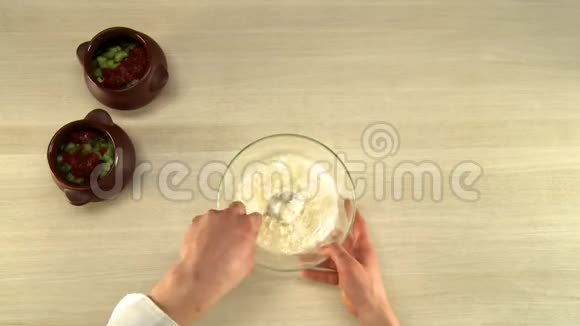 将面团放入玻璃碗中搅拌视频的预览图