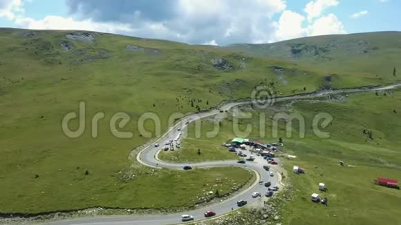 罗马尼亚著名山道横贯阿尔皮纳的鸟瞰图视频的预览图