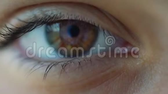 少女榛眼睛眨巴两次眼睛从眼球到睫毛视频的预览图