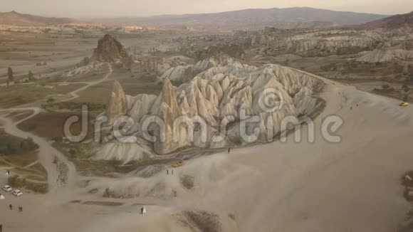 美丽的沙质山脉形状有趣无人机镜头4k视频的预览图