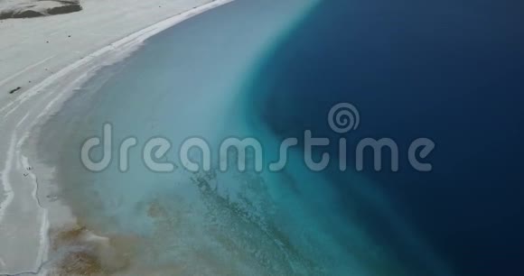 美丽的景色在一个有蓝色水的大湖的海滩上萨尔达湖4k视频的预览图