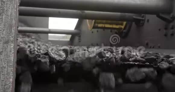 传送带与煤射击缓慢运动胶带输送机上有煤输送带煤机器视频的预览图