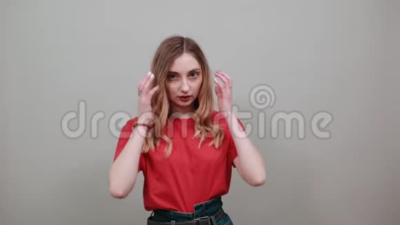 疯狂的年轻女子穿着红色衬衫双手抱头失望视频的预览图