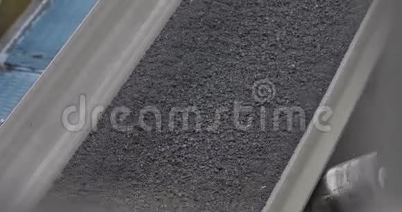 传送带与煤射击缓慢运动胶带输送机上有煤输送带煤机器视频的预览图