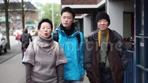 亚洲游客家庭父亲母亲儿子荷兰阿姆斯特丹视频的预览图