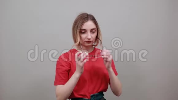 女人把手指放在下巴上把手放在腰带上思考问题视频的预览图