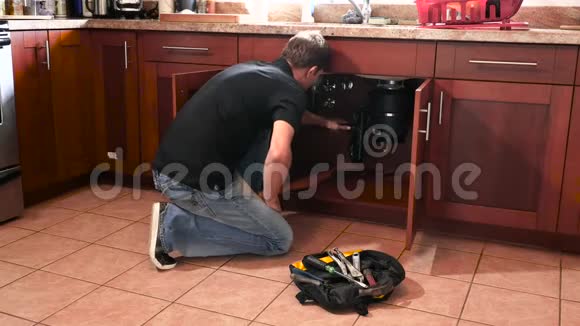 厨房里有工具的水管工水管和翻新视频的预览图