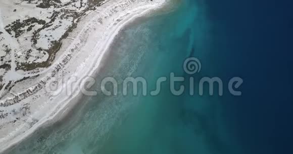 沿着一个蓝色水域的大规模萨尔达湖岸边4k的无人机镜头视频的预览图