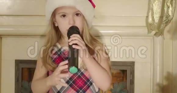 平安夜圣诞树的场景女婴在唱叮当的钟声视频的预览图