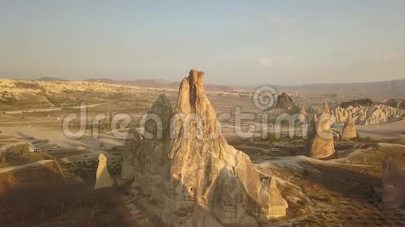 山谷中巨大的岩石和尘土飞扬的岩石地形背景上的道路4K视频的预览图