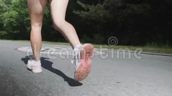 一个在公园里奔跑的胖女孩女人用纤维素腿年轻女子在公园训练做运动的女孩跑步视频的预览图