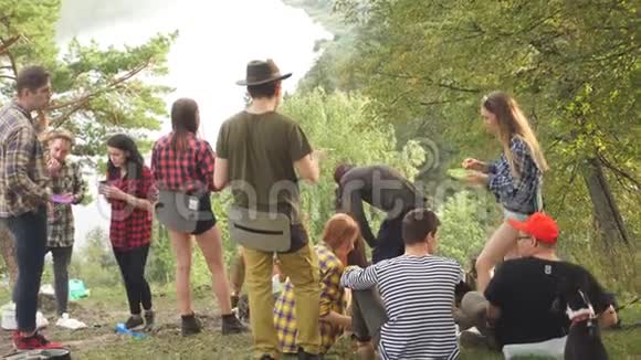 大批游客在山顶露营游客在大自然中用餐景色优美视频的预览图