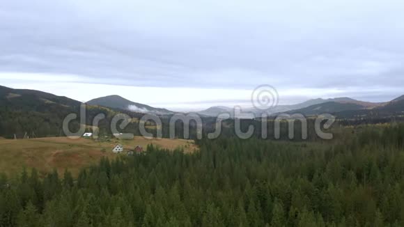 秋山和蓝天景观山的传统景观喀尔巴阡山脉乌克兰视频的预览图